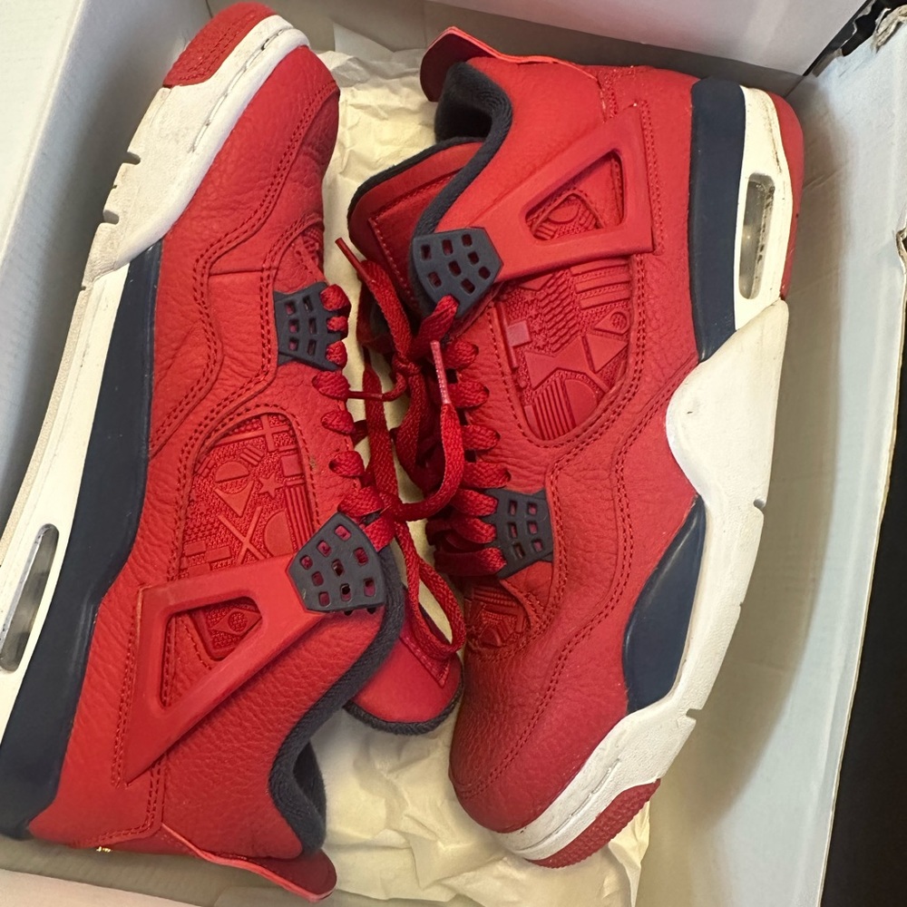 Jordan 4s ‘FIBA’
Size 8.5M Smoke free